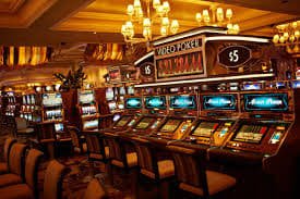 Dealer casino langsung melayani pemain dalam sesi Live Casino di kocokwin